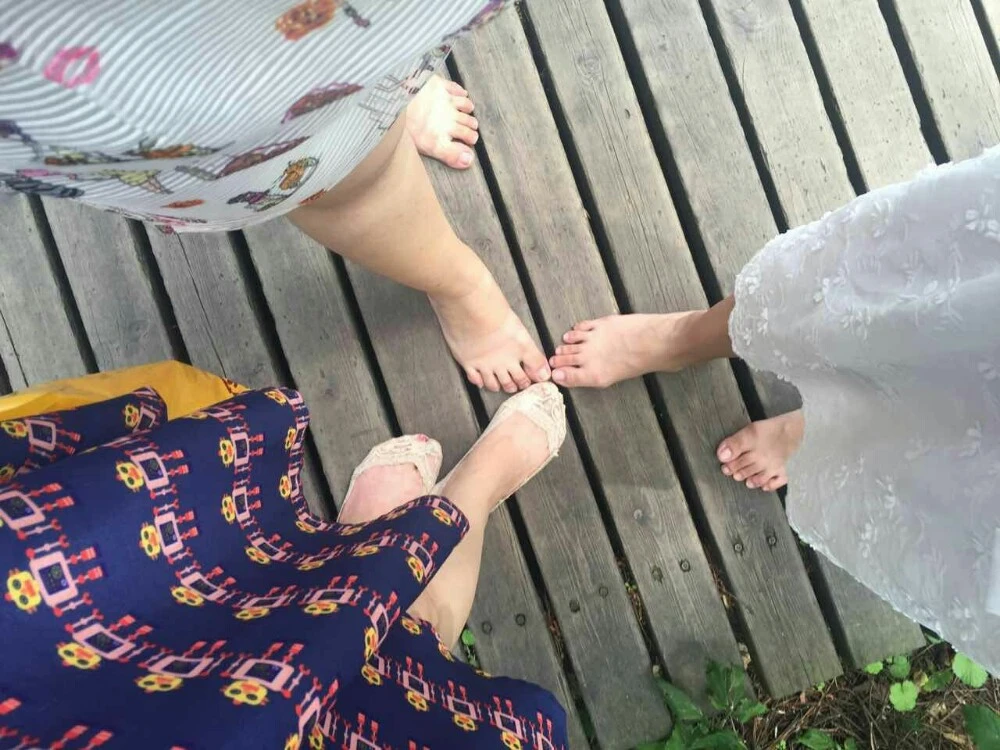 女生脱一半鞋短袜图片_脱鞋吧_脱你鞋摸你丝袜脚