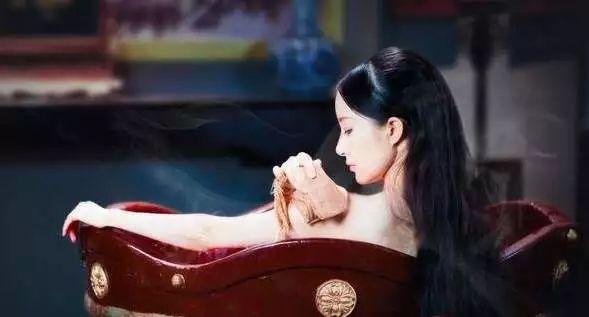 古人如何偷窥在洗澡的美女_古代如何处理偷看人洗澡_古代美女洗头