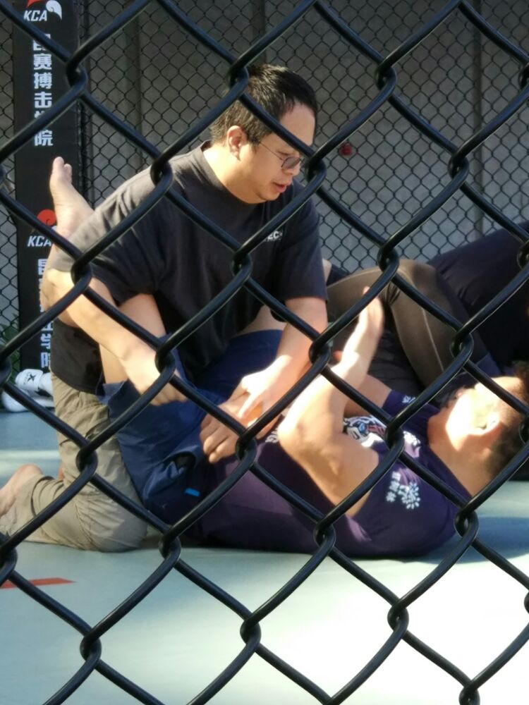 校园手机防身游戏_校园防身术的简单动作20招_校园防身术对付胖子