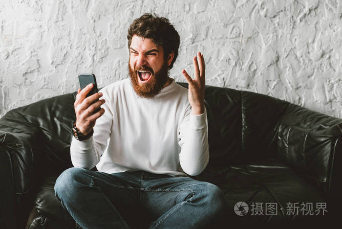 玩手机游戏输了摔手机_手机摔输玩游戏没声音_打游戏摔手机