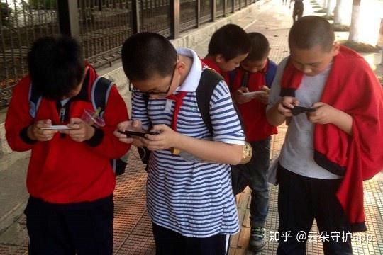 学生玩手机打游戏的危害_危害玩打手机游戏学生怎么办_危害玩打手机游戏学生怎么处理