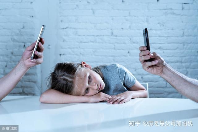 孩子用手机玩游戏_小孩子能玩手机游戏吗_小孩用手机玩游戏有哪些危害